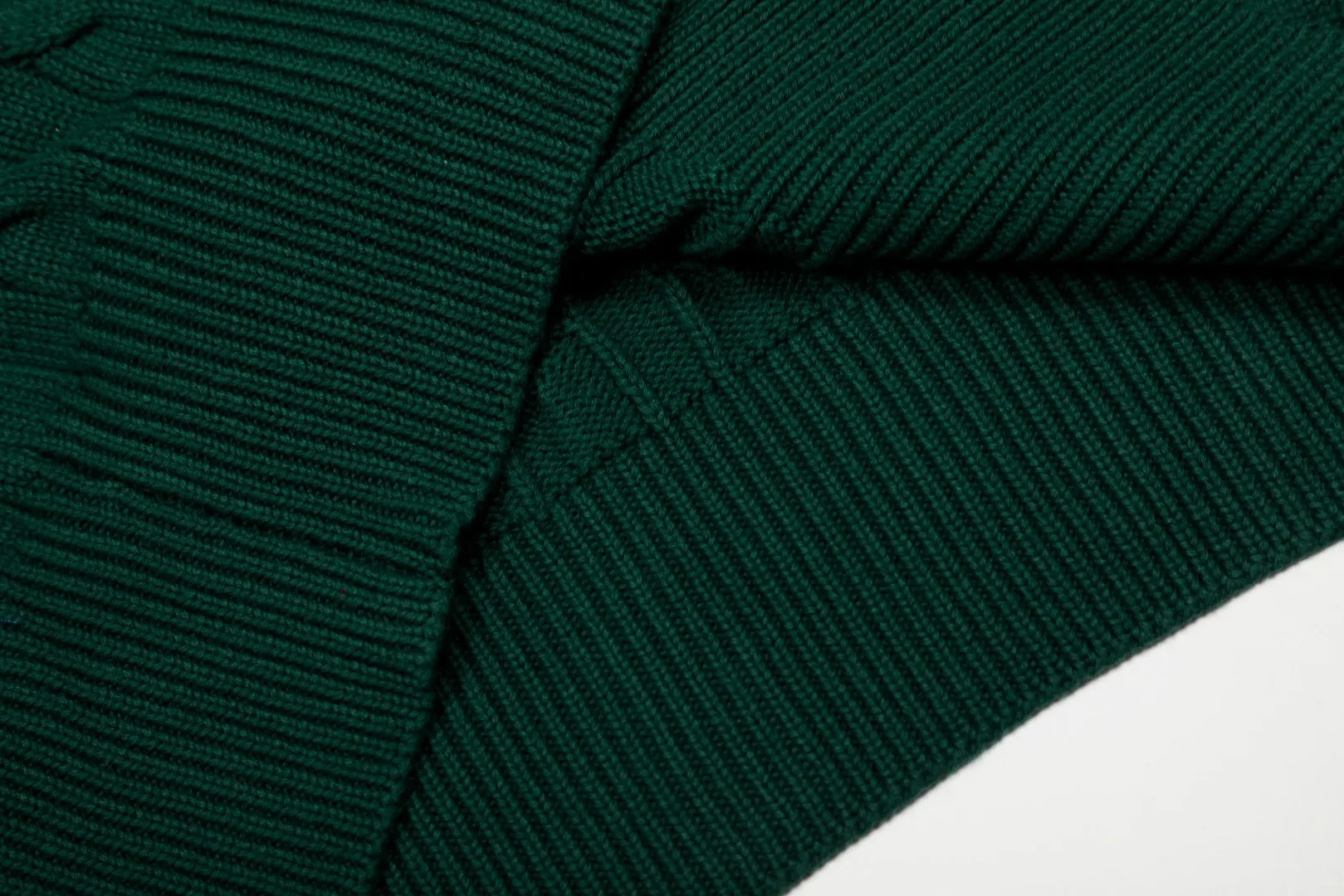 P230 Top quality" Style number: DS006# (not off the shelves all year round) [Ralph Lauren round neck solid color pony embroidery logo twist knitted cardigan] ✅Ralph Lauren Ralph Lauren classic basic versatile knitted cardigan jacket for all seasons ✅Main supplier platform live broadcast Wholesale entity Replacement if out of stock Not off the shelf ✅ZP quality 1:1 version Scan the code to enter the GF website Counter quality ✅Detailed quality The only one in Guangzhou Imported quality cotton yarn Focus on high-end, cost-effective, and good quality. Needless to say, the version is restored to the original version. The maximum size can be worn up to 160 pounds. Loose, comfortable and stress-free. ✅The upper body is simple and easy to match. A must-have for goddess ootd. Good-looking clothes are never picky. Must-have items in goddess wardrobe. Size: S- Navy blue white label Navy blue red label